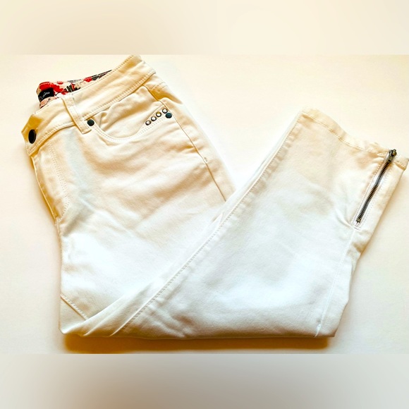Suko White Capri Jeans - Picture 6 of 6